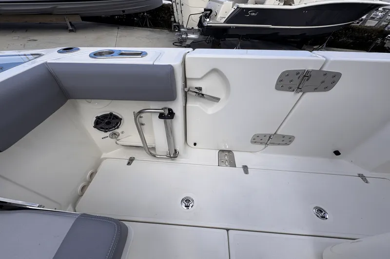 Slide: The Image of Boston Whaler 280 Outrage 2026 - 13