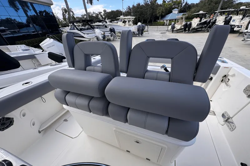 Slide: The Image of Boston Whaler 280 Outrage 2026 - 15