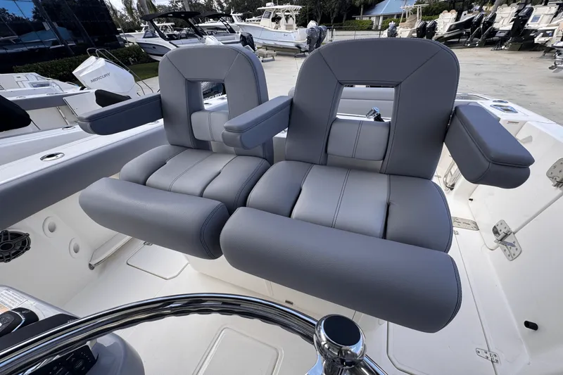 Slide: The Image of Boston Whaler 280 Outrage 2026 - 16