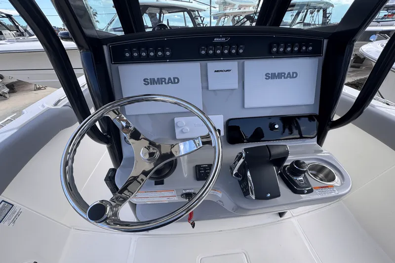 Slide: The Image of Boston Whaler 280 Outrage 2026 - 18