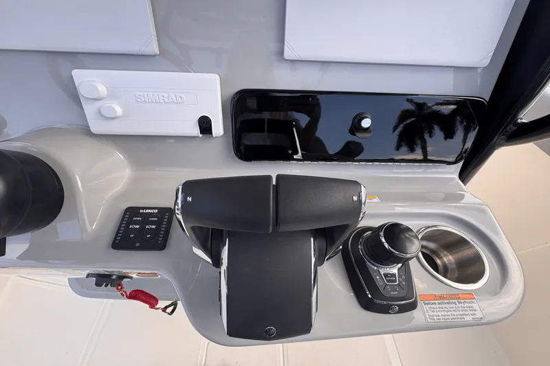 Slide: The Image of Boston Whaler 280 Outrage 2026 - 19