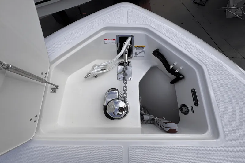 Slide: The Image of Boston Whaler 280 Outrage 2026 - 24