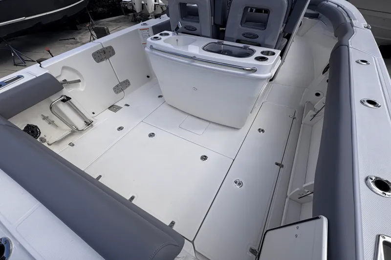 Slide: The Image of Boston Whaler 280 Outrage 2026 - 8