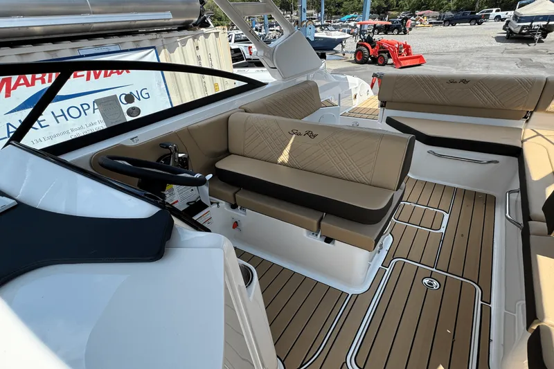 Slide: The Image of Sea Ray 250 SDX 2025 - 10