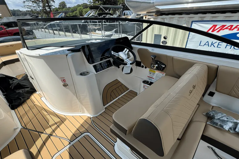Slide: The Image of Sea Ray 250 SDX 2025 - 11