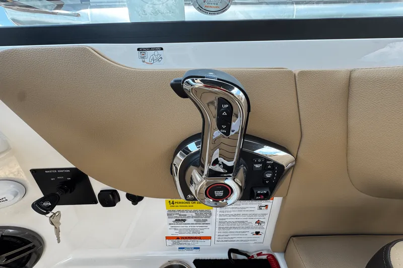 Slide: The Image of Sea Ray 250 SDX 2025 - 13