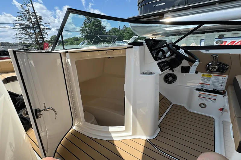 Slide: The Image of Sea Ray 250 SDX 2025 - 15