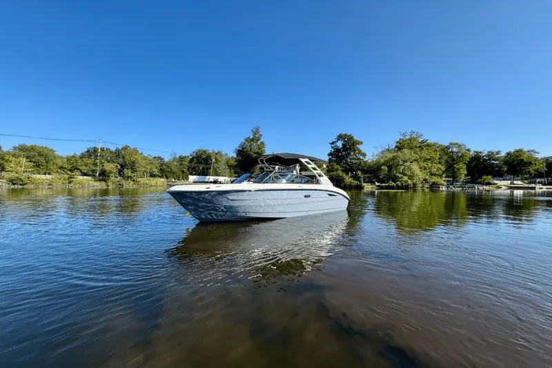 Slide: The Image of Sea Ray 250 SDX 2025 - 2