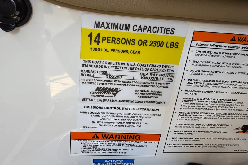 Slide: The Image of Sea Ray 250 SDX 2025 - 20