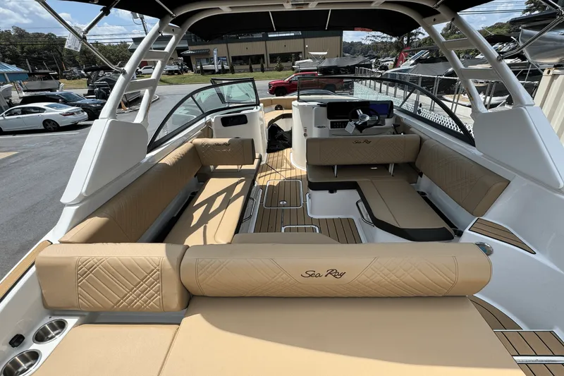 Slide: The Image of Sea Ray 250 SDX 2025 - 4