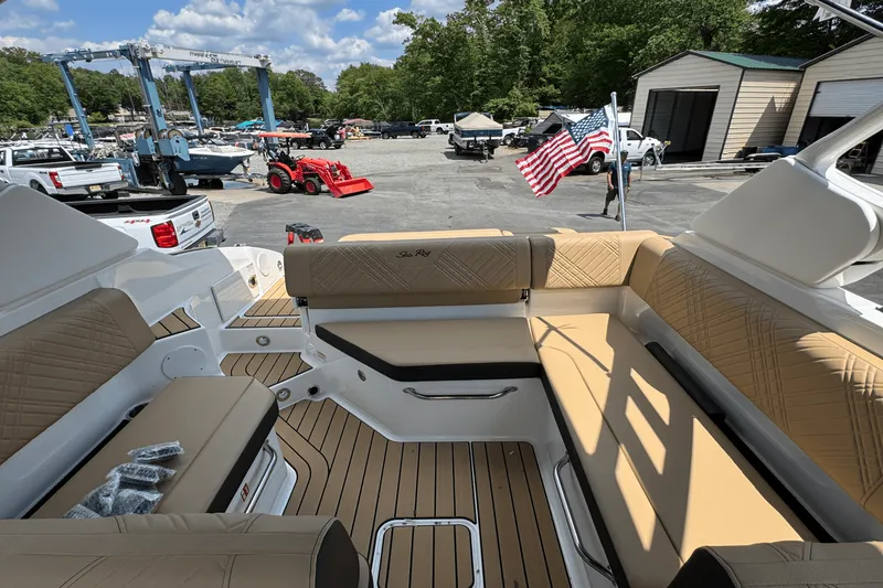 Slide: The Image of Sea Ray 250 SDX 2025 - 5