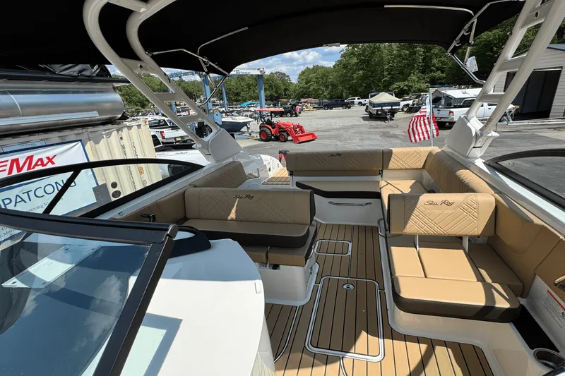 Slide: The Image of Sea Ray 250 SDX 2025 - 6