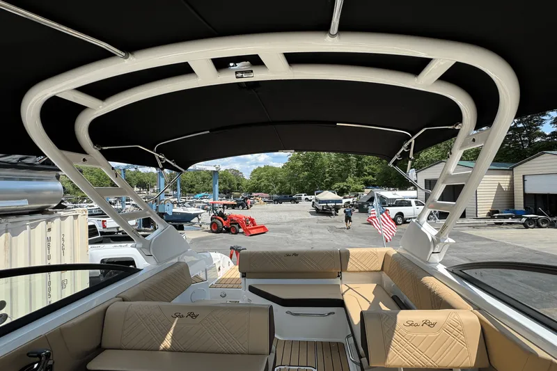 Slide: The Image of Sea Ray 250 SDX 2025 - 7