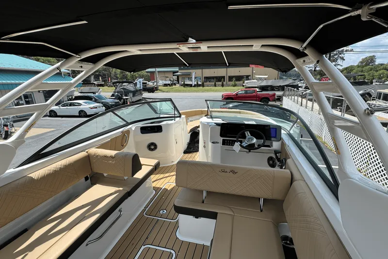 Slide: The Image of Sea Ray 250 SDX 2025 - 8