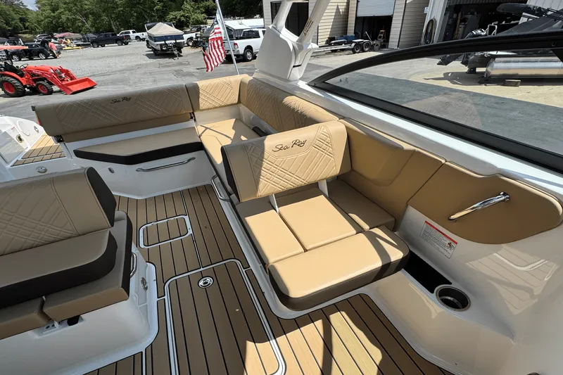 Slide: The Image of Sea Ray 250 SDX 2025 - 9