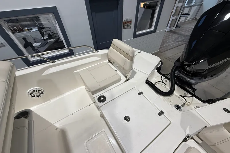 Slide: The Image of Boston Whaler 250 Dauntless 2026 - 10