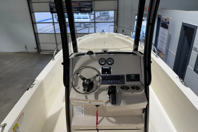 Slide: The Image of Boston Whaler 250 Dauntless 2026 - 14