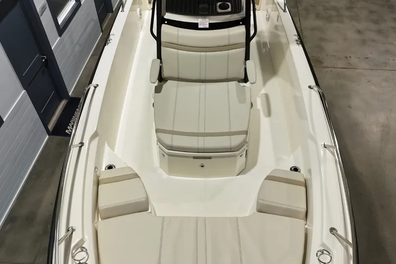 Slide: The Image of Boston Whaler 250 Dauntless 2026 - 18