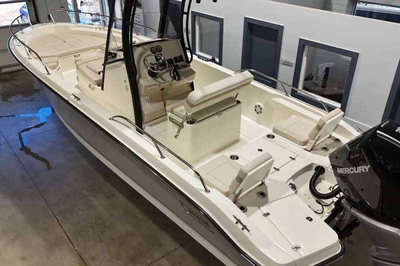 Slide: The Image of Boston Whaler 250 Dauntless 2026 - 4
