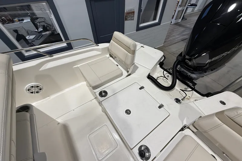Slide: The Image of Boston Whaler 250 Dauntless 2026 - 9