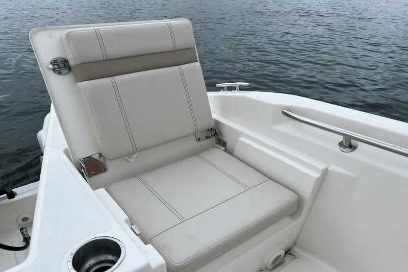 Slide: The Image of Boston Whaler 220 Dauntless 2026 - 11