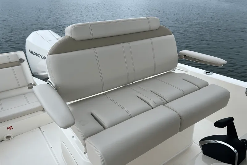 Slide: The Image of Boston Whaler 220 Dauntless 2026 - 12