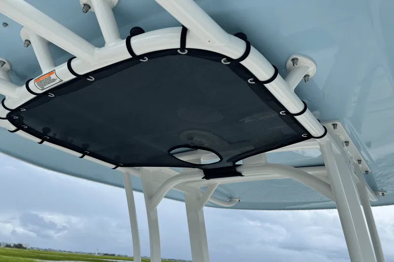 Slide: The Image of Boston Whaler 220 Dauntless 2026 - 13