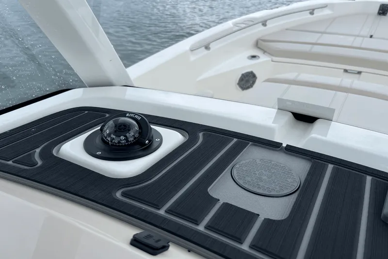 Slide: The Image of Boston Whaler 220 Dauntless 2026 - 15