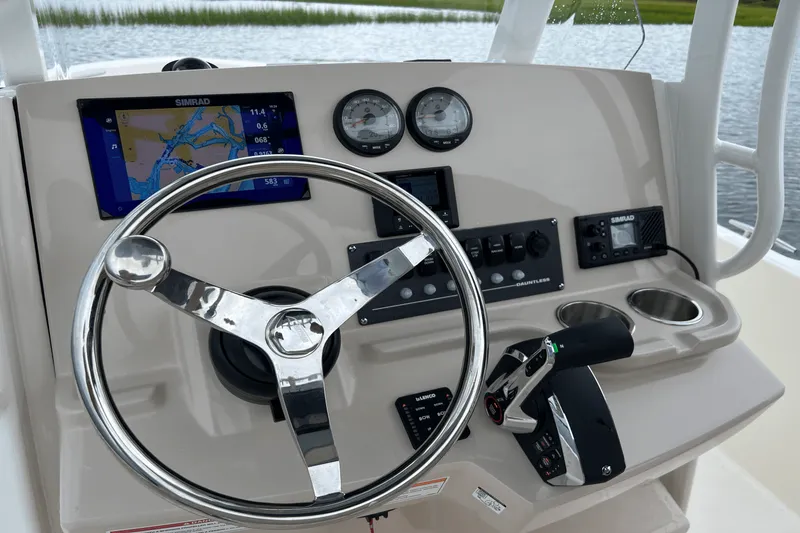 Slide: The Image of Boston Whaler 220 Dauntless 2026 - 17