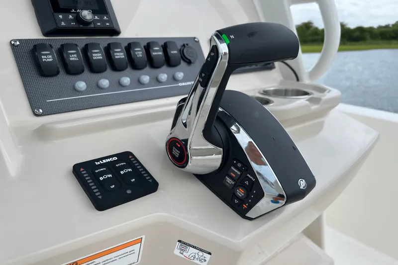 Slide: The Image of Boston Whaler 220 Dauntless 2026 - 18