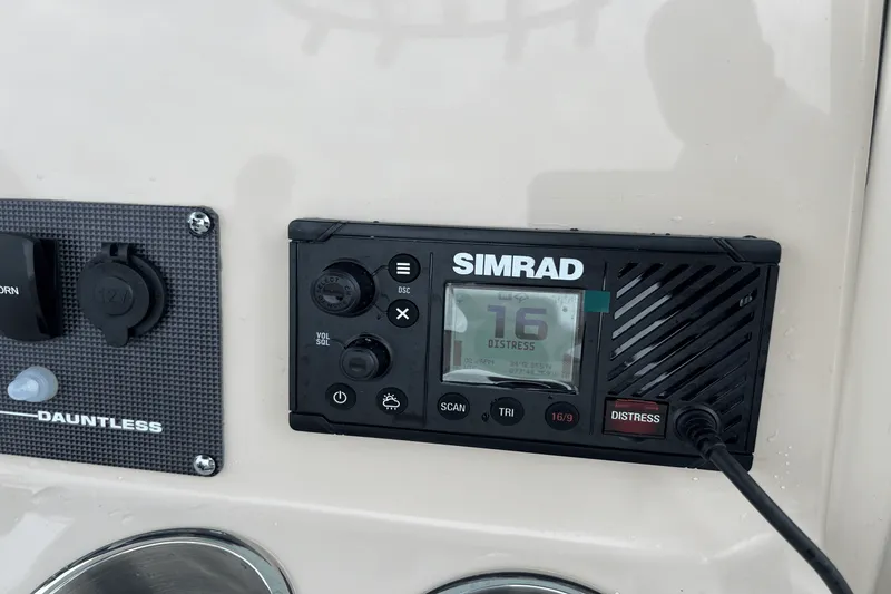 Slide: The Image of Boston Whaler 220 Dauntless 2026 - 19