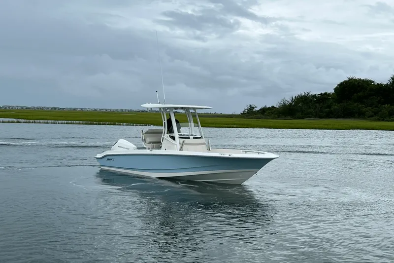 Slide: The Image of Boston Whaler 220 Dauntless 2026 - 2