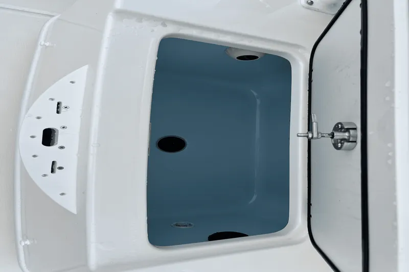 Slide: The Image of Boston Whaler 220 Dauntless 2026 - 23