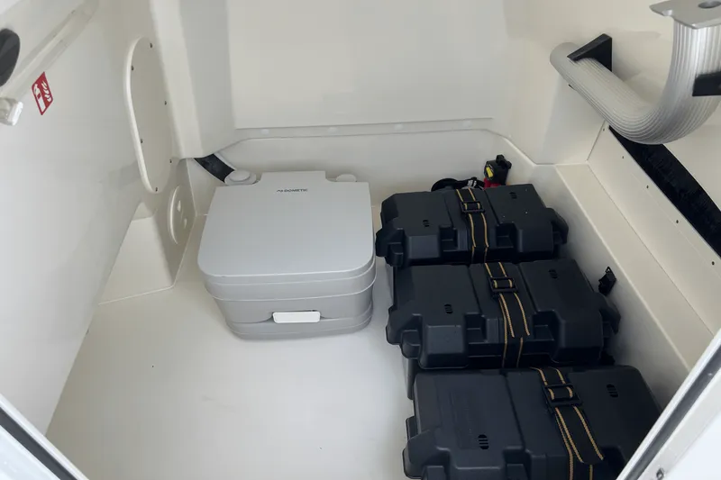 Slide: The Image of Boston Whaler 220 Dauntless 2026 - 24