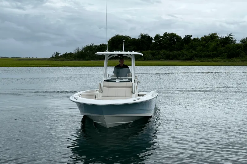 Slide: The Image of Boston Whaler 220 Dauntless 2026 - 3