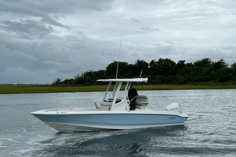 Slide: The Image of Boston Whaler 220 Dauntless 2026 - 5