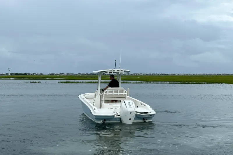 Slide: The Image of Boston Whaler 220 Dauntless 2026 - 8