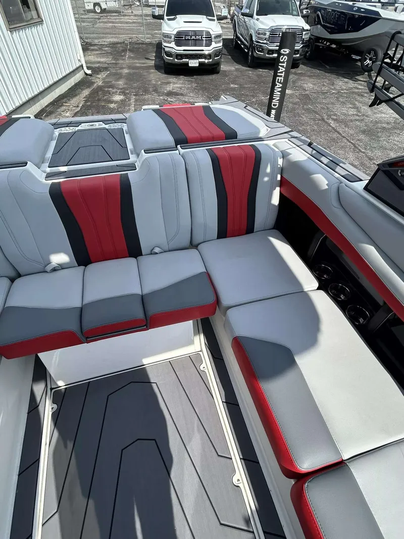 Slide: The Image of Malibu Wakesetter 22LSV 2026 - 8