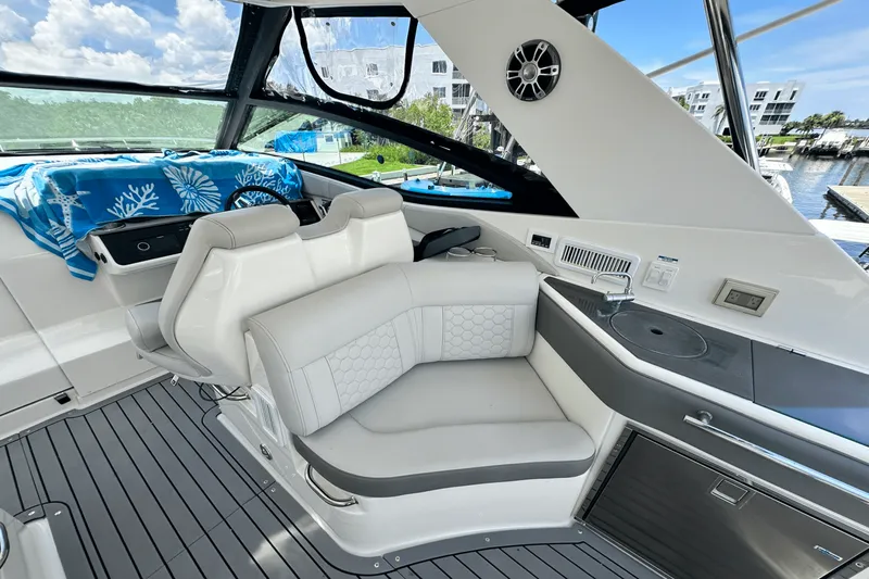Slide: The Image of Sea Ray 320 DA-OB 2021 - 36