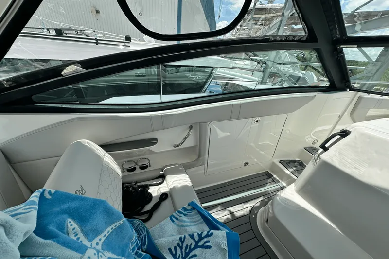 Slide: The Image of Sea Ray 320 DA-OB 2021 - 39