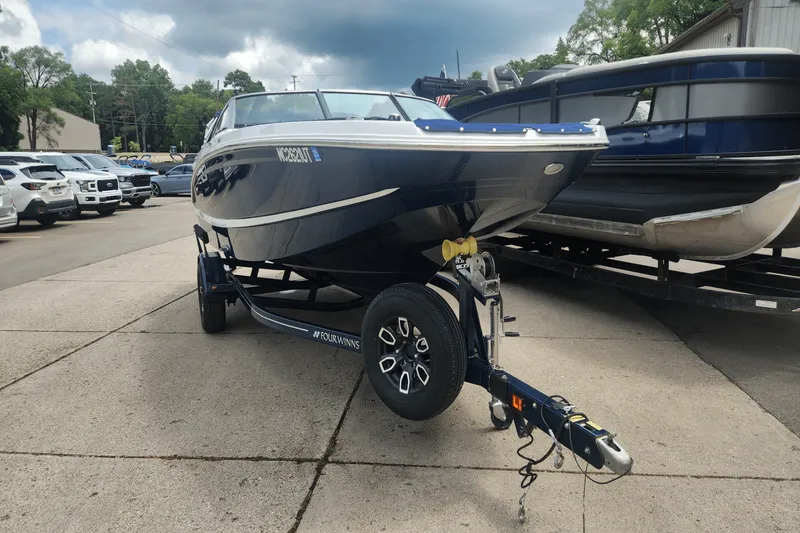 Slide: The Image of Four Winns HD2 2022 - 1