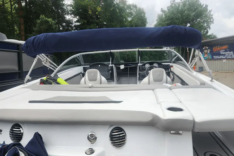 Slide: The Image of Four Winns HD2 2022 - 11