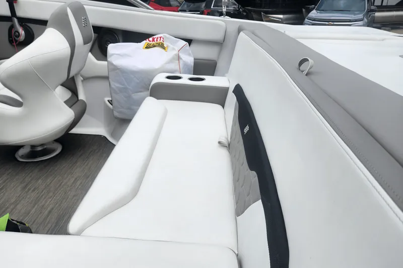 Slide: The Image of Four Winns HD2 2022 - 13