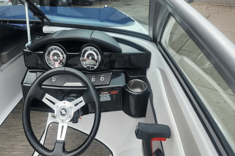 Slide: The Image of Four Winns HD2 2022 - 15