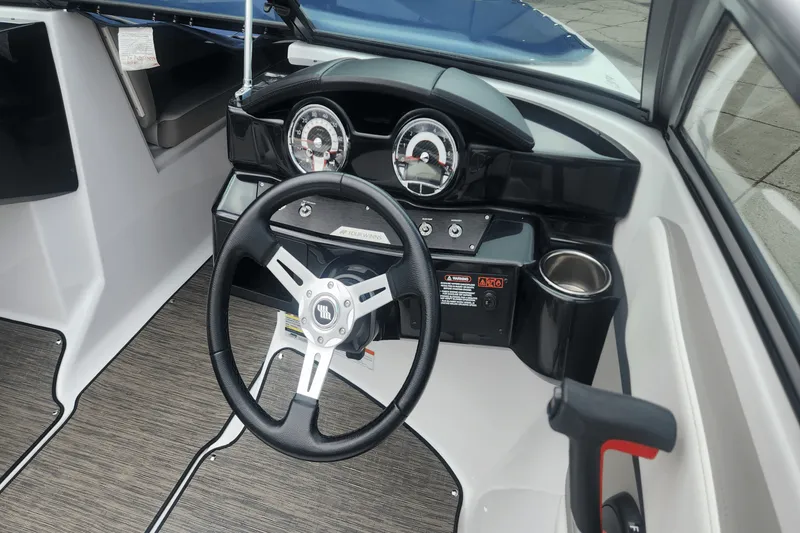 Slide: The Image of Four Winns HD2 2022 - 16