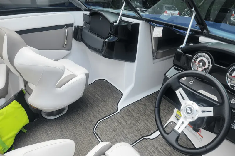 Slide: The Image of Four Winns HD2 2022 - 17