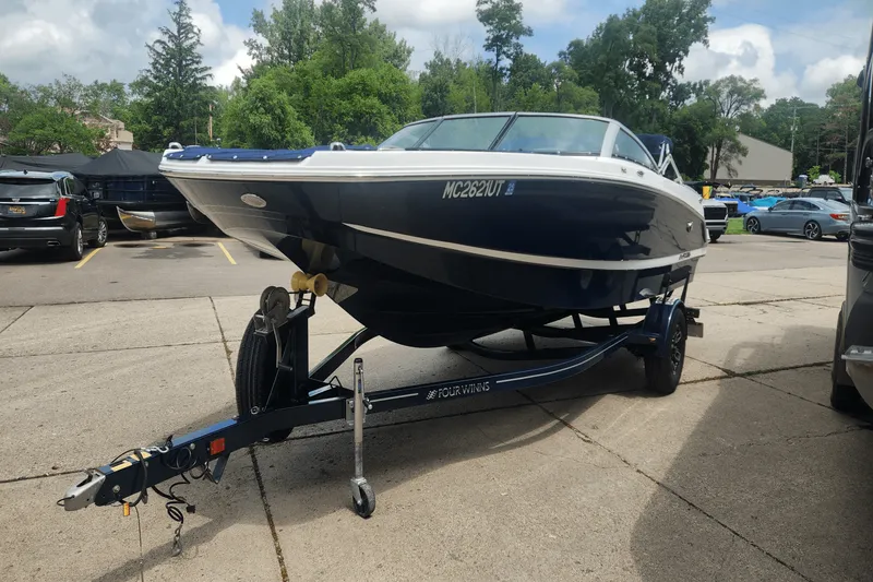 Slide: The Image of Four Winns HD2 2022 - 2