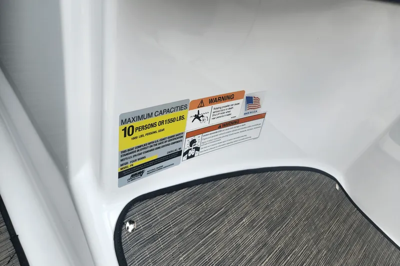 Slide: The Image of Four Winns HD2 2022 - 20