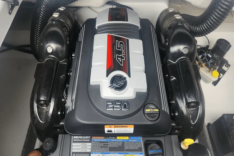 Slide: The Image of Four Winns HD2 2022 - 24