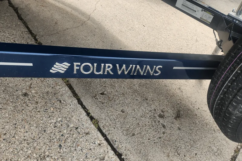 Slide: The Image of Four Winns HD2 2022 - 4